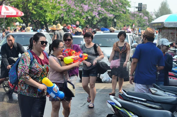 Chiang mai, thailand - 13 april: chiangmai songkran festival.unidentifi ed män och kvinnor traveler vilja ha roligt med stänk vatten på 13 april 2014 i chiang mai, thailand — Stockfoto