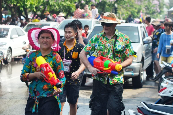 チェンマイ、タイ - 4 月 13 日: チェンマイのソンクラーン festival.unidentifi ed の男性と女性の旅行者のように水をはねて 2014 年 4 月 13 日にチェンマイ、タイで楽しみに参加するには — ストック写真