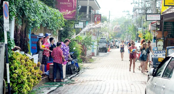 チェンマイ、タイ - 4 月 13 日: チェンマイのソンクラーンの festival.unidentified の男性と女性の旅行のように水をはねて 2014 年 4 月 13 日にチェンマイ、タイで楽しみに参加するには — ストック写真