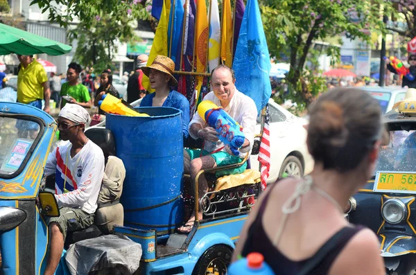 CHIANG MAI, THAILAND - ABRIL 13: Chiangmai Songkran festival.Não identificado homens e mulheres viajante Gosta de se juntar à diversão com salpicos de água em 13 Abril 2014 em Chiang Mai, Tailândia — Fotografia de Stock