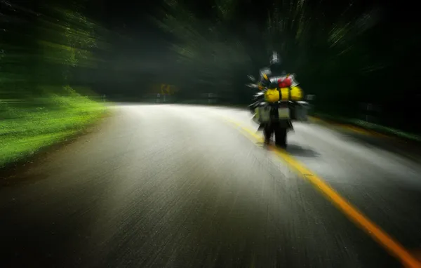 Turismo de moto na estrada — Fotografia de Stock