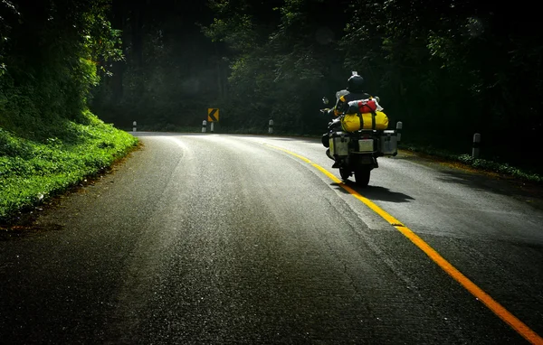 Turismo de moto na estrada — Fotografia de Stock