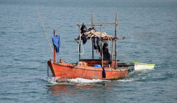 SRIRACHA, THAILAND - 30 ДЕКАБРЯ: Fisherman in boat on 30 декабря 2013 in Sriracha, Chonburi, Thailand — стоковое фото