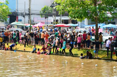 Chiang mai, Tayland - 14 Nisan: insanların zevk suyu birlikte songkran Festivali 14 Nisan 2014 chiang mai, Tayland sıçramasına 