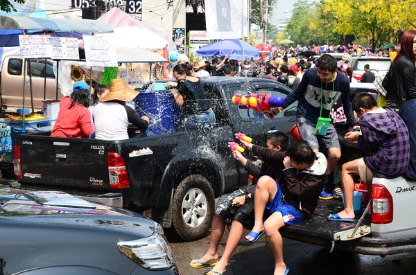 CHIANG MAI, THAILANDIA - 14 APRILE: La gente si diverte a spruzzare acqua insieme al festival di Songkran il 14 aprile 2014 a Chiang Mai, Thailandia — Foto Stock