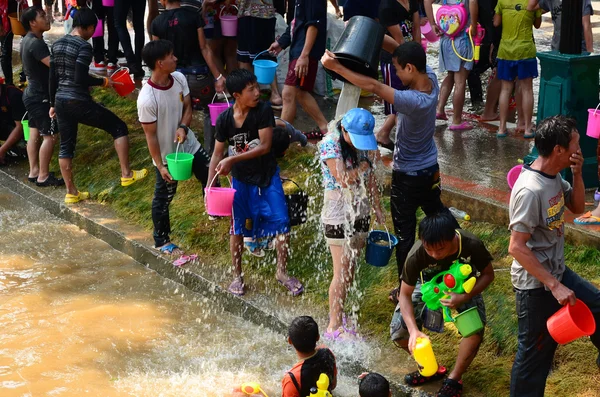 CHIANG MAI, THAILAND - APRIL 14 : People enjoy splashing water together in songkran festival on April 14, 2014 in Chiang Mai, Thailand — Stock Photo, Image