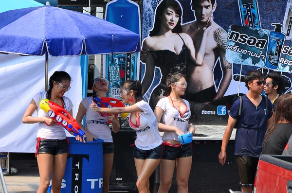 Chiang mai, thailand - 14. april: man genießt das gemeinsame Wasserplantschen beim songkran festival am 14. april 2014 in chiang mai, thailand — Stockfoto