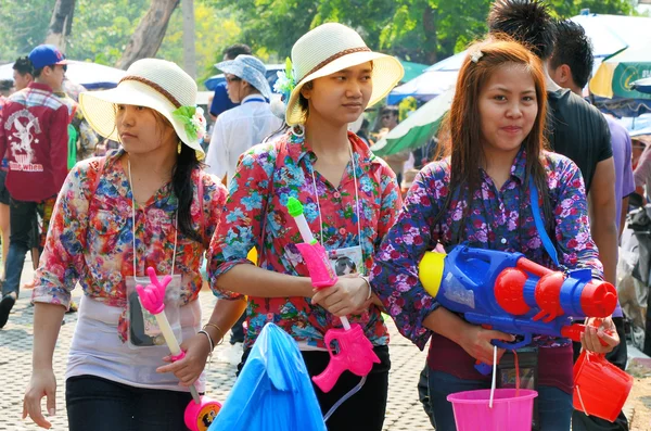 CHIANG MAI, THAILAND - APRIL 14 : People enjoy splashing water together in songkran festival on April 14, 2014 in Chiang Mai, Thailand — Stock Photo, Image