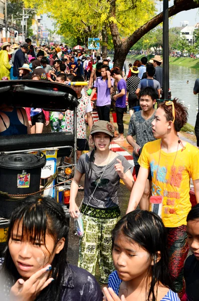 Chiang mai, thailand - 14 april: mensen genieten van opspattend water samen in songkran festival op 14 april 2014 in chiang mai, thailand — Stockfoto