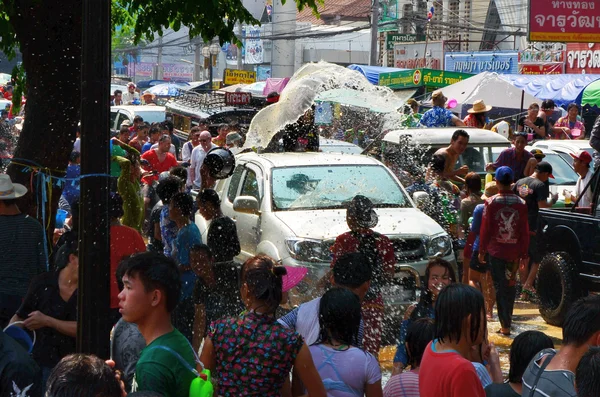 Чіанг травня, Таїланд - 14 квітня: люди користуються бризки води разом в Сонгкран фестиваль на 14 квітня 2014 року в Чіанг травня, Таїланд — стокове фото