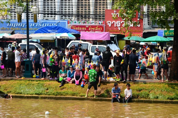 ЧАНГ-МАЙ, ТАЙЛАНД - 14 апреля: Люди наслаждаются плесканием воды на фестивале Сонгкран 14 апреля 2014 года в Чиангмае, Таиланд — стоковое фото