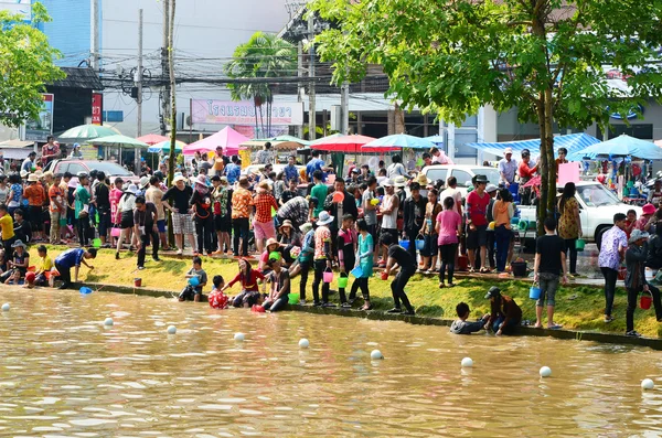 CHIANG MAI, TAILANDIA - 14 DE ABRIL: El 14 de abril de 2014, en Chiang Mai, Tailandia, la gente disfruta salpicando agua en el festival de canciones —  Fotos de Stock