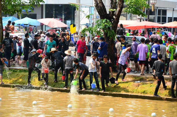 ЧАНГ-МАЙ, ТАЙЛАНД - 14 апреля: Люди наслаждаются плесканием воды на фестивале Сонгкран 14 апреля 2014 года в Чиангмае, Таиланд — стоковое фото