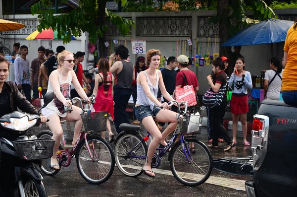 チェンマイ、タイ - 4 月 14 日： 水のしぶき一緒にソンクラン祭りで 2014 年 4 月 14 日にチェンマイ、タイの人々 を楽しむ — ストック写真