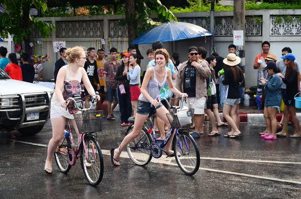 Chiang mai, thailand - 14. april: man genießt das gemeinsame Wasserplantschen beim songkran festival am 14. april 2014 in chiang mai, thailand — Stockfoto