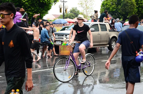 Chiang mai, Tajlandia - 14 kwietnia: ludzie cieszyć się rozpryskiwania wody razem w songkran festiwalu na 14 kwietnia 2014 w chiang mai, Tajlandia — Zdjęcie stockowe