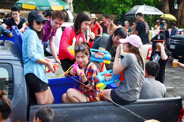 CHIANG MAI, TAILANDIA - 14 DE ABRIL: El 14 de abril de 2014, en Chiang Mai, Tailandia, la gente disfruta salpicando agua en el festival de canciones — Foto de Stock