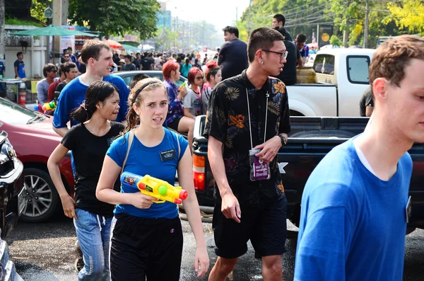 CHIANG MAI, TAILANDIA - 14 DE ABRIL: El 14 de abril de 2014, en Chiang Mai, Tailandia, la gente disfruta salpicando agua en el festival de canciones —  Fotos de Stock