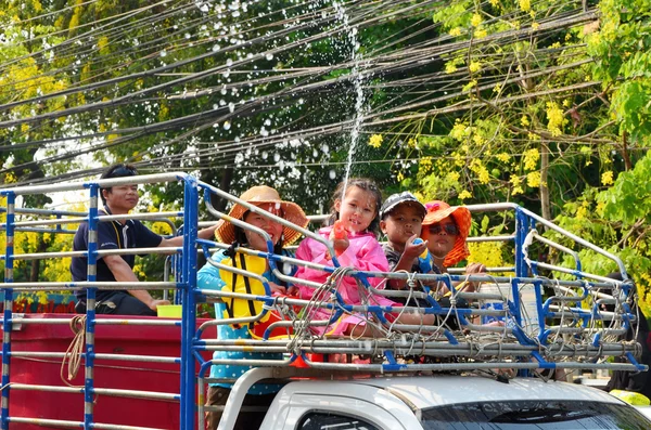 CHIANG MAI, TAILANDIA - 14 DE ABRIL: Los niños disfrutan de las salpicaduras de agua juntos en el festival de canciones el 14 de abril de 2014 en Chiang Mai, Tailandia —  Fotos de Stock