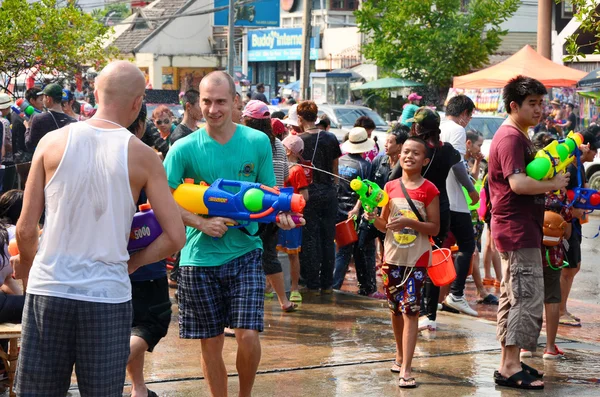 CHIANG MAI, THAILAND - APRIL 14 : People enjoy splashing water together in songkran festival on April 14, 2014 in Chiang Mai, Thailand — Stock Photo, Image