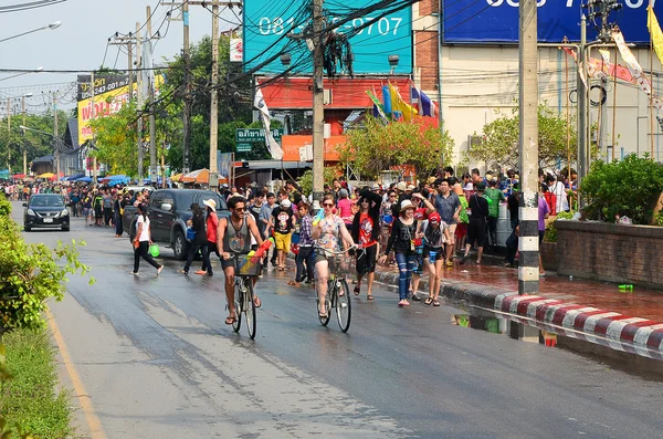 CHIANG MAI, THAÏLANDE - 14 AVRIL : Les gens aiment éclabousser l'eau ensemble au festival songkran le 14 avril 2014 à Chiang Mai, Thaïlande — Photo