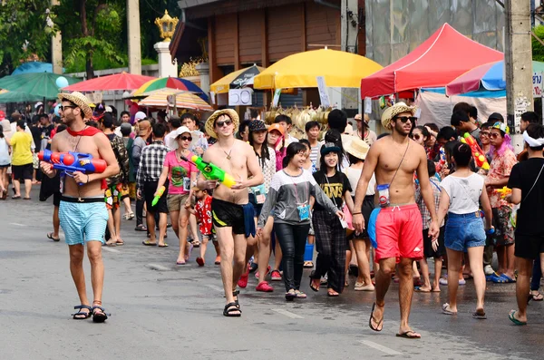 Chiang mai, thailand - 14 april: mensen genieten van opspattend water samen in songkran festival op 14 april 2014 in chiang mai, thailand — Stockfoto