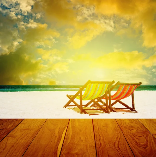 Пляжные шезлонги с летним морем и закатным небом — стоковое фото