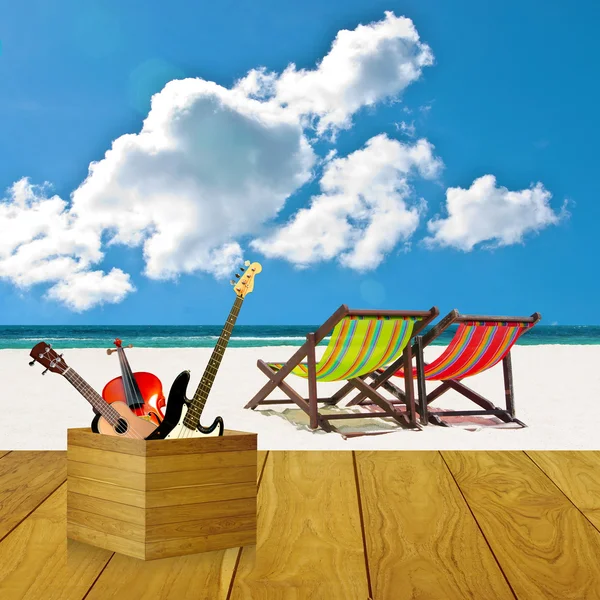 Escuchar música en la playa — Foto de Stock