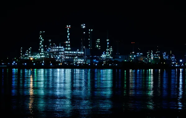 Petrol rafinerisi gece sahne — Stok fotoğraf