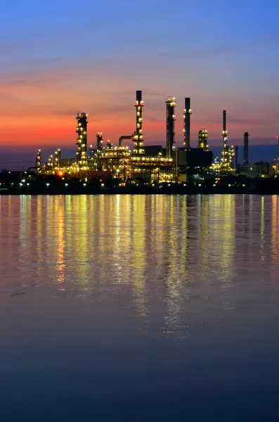 Zonsopgang scène van olieraffinaderij — Stockfoto