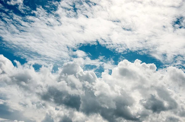 Trevlig moln i blå himmel bakgrund — Stockfoto