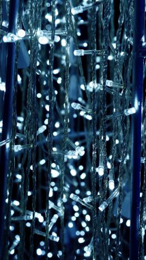 ışık karanlıkta yol açtı.