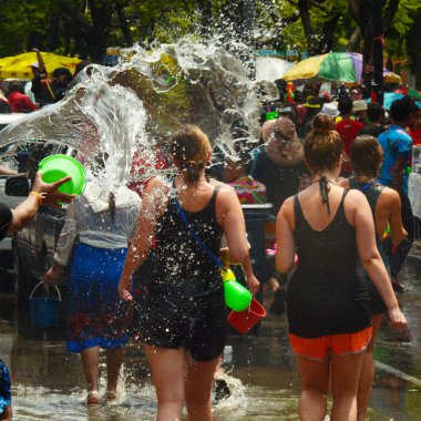Chiang mai, Tayland - 15 Nisan: insanlar birbirlerine üzerinde 15 Nisan 2014 chiang mai, Tayland su atma tarafından su veya songkran Festivali sokaklarda kutlama