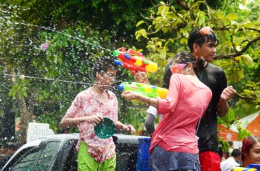 Chiang mai, Tayland - 15 Nisan: insanlar birbirlerine üzerinde 15 Nisan 2014 chiang mai, Tayland su atma tarafından songkran Tayland yeni yıl ya da su Festivali sokaklarda kutlama
