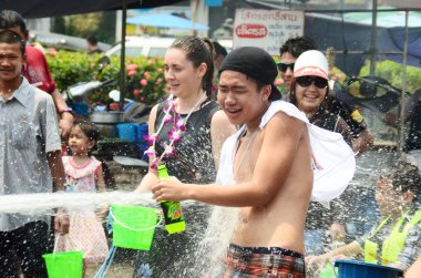 Chiang mai, Tayland - 15 Nisan: insanlar birbirlerine üzerinde 15 Nisan 2014 chiang mai, Tayland su atma tarafından su veya songkran Festivali sokaklarda kutlama
