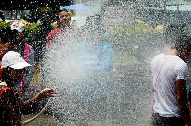 Chiang mai, Tayland - 15 Nisan: insanlar birbirlerine üzerinde 15 Nisan 2014 chiang mai, Tayland su atma tarafından su veya songkran Festivali sokaklarda kutlama