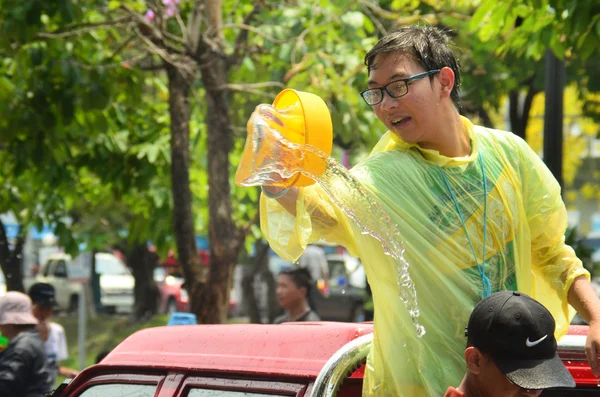 Chiang mai, thailand - 15. April 2014: Menschen, die am 15. April 2014 in chiang mai, thailand, Songkran thai Neujahr oder Wasserfest auf den Straßen feiern, indem sie sich gegenseitig mit Wasser bewerfen — Stockfoto
