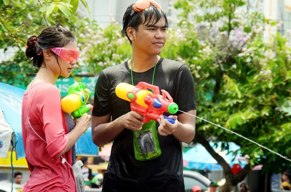 CHIANG MAI, THAILAND - APRIL 15 : People celebrating Songkran Thai new year or water festival in the streets by throwing water at each other on 15 April 2014 in Chiang Mai, Thailand — Stock Photo, Image