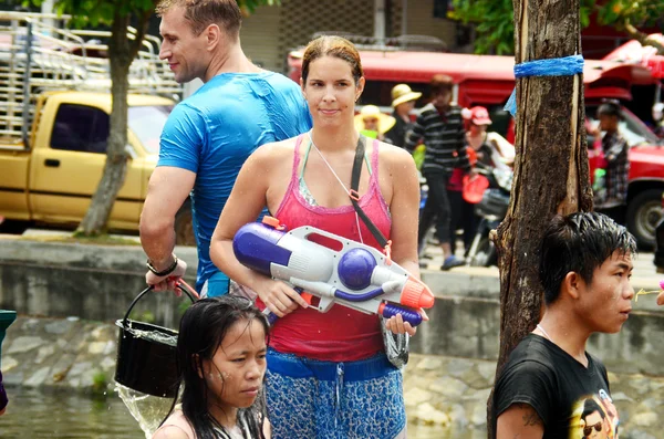 CHIANG MAI, TAILANDIA - 15 DE ABRIL: La gente que celebra el año nuevo tailandés de Songkran o el festival del agua en las calles tirándose agua el 15 de abril de 2014 en Chiang Mai, Tailandia — Foto de Stock