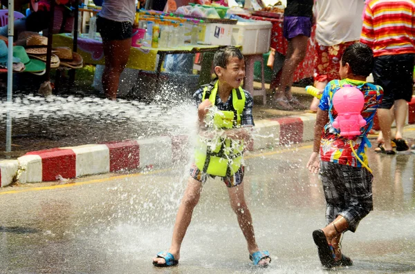 Chiang mai, thailand - 15. April: Menschen, die am 15. April 2014 in chiang mai, thailand, ein Songkran oder Wasserfest auf den Straßen feiern, indem sie sich gegenseitig mit Wasser bewerfen — Stockfoto
