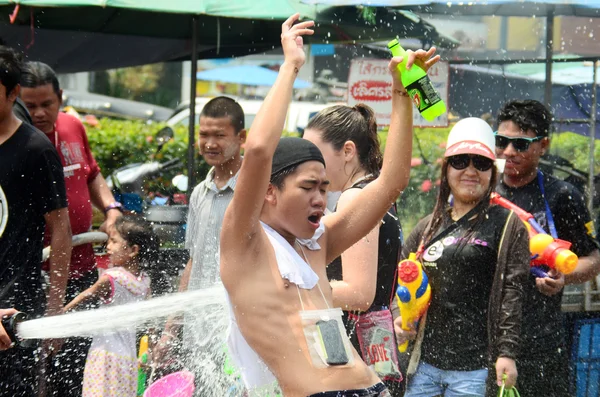 CHIANG MAI, TAILANDIA - 15 DE ABRIL: La gente que celebra el Songkran o el festival del agua en las calles tirándose agua el 15 de abril de 2014 en Chiang Mai, Tailandia — Foto de Stock