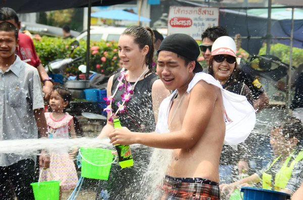チェンマイ、タイ - 4 月 15 日： チェンマイ、タイで 2014 年 4 月 15 日にお互いに水を投げることによって通りでソンクラーンまたは水の祭りを祝う人々 — ストック写真