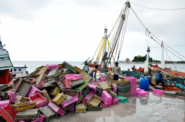 CHONBURI, TAILANDIA - 17 DE AGOSTO: Personas no identificadas limpian canasta de pescado después de comerciar el 17 de agosto de 2013 en Sriracha, Chonburi, Tailandia — Foto de Stock