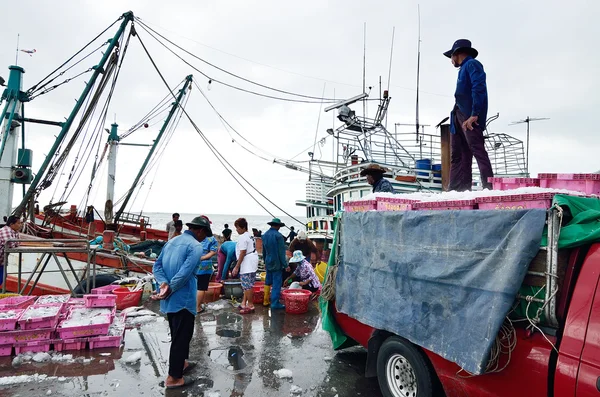 CHONBURI, THAILAND - AUGUST 17 : Unidentified people trading fish on August 17, 2013 in Sriracha, Chonburi, Thailand — Stock Photo, Image