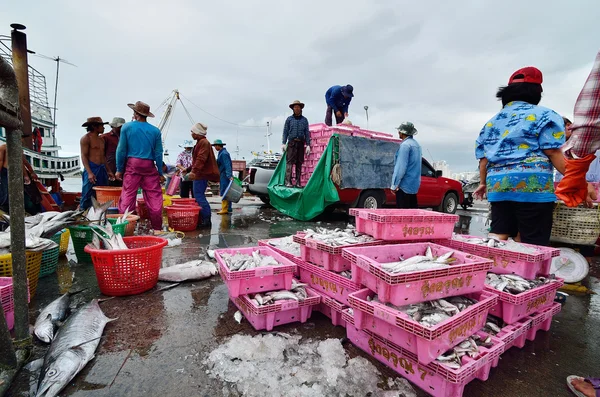 CHONBURI, TAILANDIA - 17 DE AGOSTO: Personas no identificadas comercian pescado el 17 de agosto de 2013 en Sriracha, Chonburi, Tailandia —  Fotos de Stock