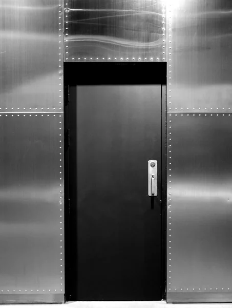 Металлическая дверь — стоковое фото