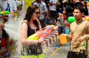 Chiang mai, Tayland - 15 Nisan: insanlar birbirlerine üzerinde 15 Nisan 2014 chiang mai, Tayland su atma tarafından su veya songkran Festivali sokaklarda kutlama 