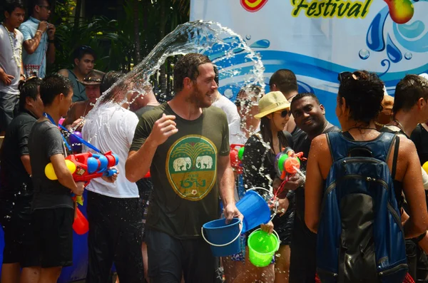 Chiang mai, thailand - 15. April: Menschen, die am 15. April 2014 in chiang mai, thailand, ein Songkran oder Wasserfest auf den Straßen feiern, indem sie sich gegenseitig mit Wasser bewerfen — Stockfoto