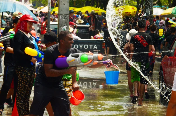 CHIANG MAI, THAILANDIA - 15 APRILE: Le persone che festeggiano Songkran o il festival dell'acqua per le strade gettandosi acqua addosso il 15 aprile 2014 a Chiang Mai, Thailandia — Foto Stock