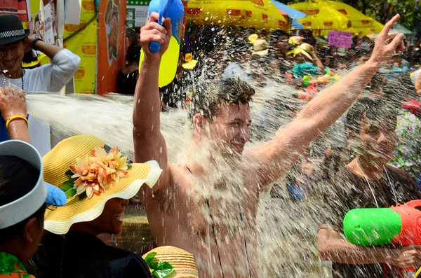 CHIANG MAI, THAILANDIA - 15 APRILE: Le persone che festeggiano Songkran o il festival dell'acqua per le strade gettandosi acqua addosso il 15 aprile 2014 a Chiang Mai, Thailandia — Foto Stock